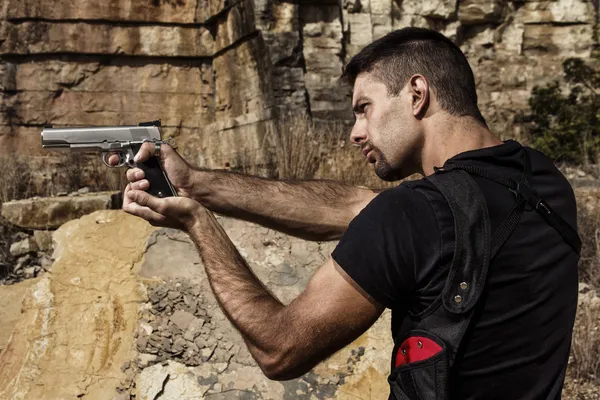 Amenazante hombre apuntando una pistola —  Fotos de Stock