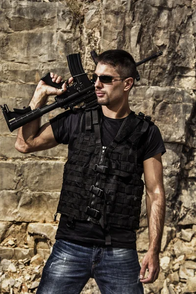 Mann mit Maschinengewehr bedroht — Stockfoto