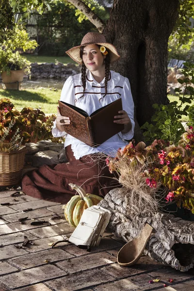Bella ragazza che legge un libro di storie — Foto Stock