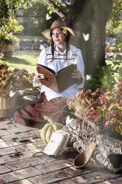 Hermosa chica leyendo un libro de cuentos — Foto de Stock