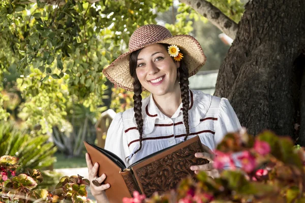 Schönes Mädchen liest ein Märchenbuch — Stockfoto