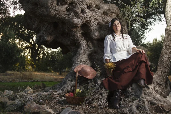 Belle fille à la campagne à l'ombre — Photo