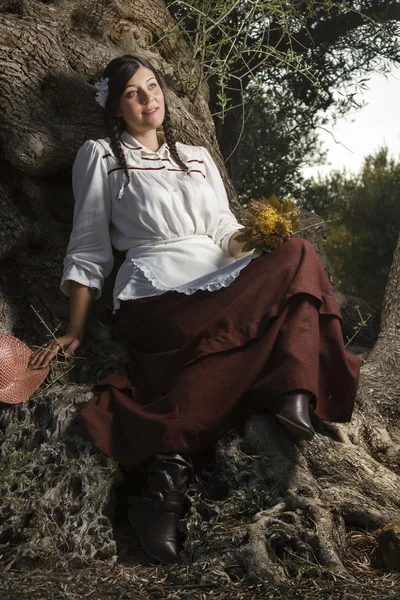 Hermosa chica en el campo a la sombra — Foto de Stock