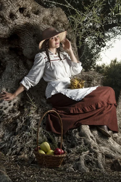 Beautiful girl in the countryside in the shade — Stock Photo, Image