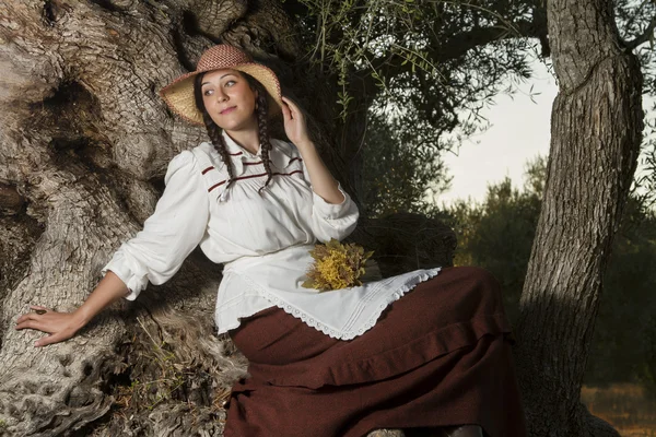 Hermosa chica en el campo a la sombra — Foto de Stock