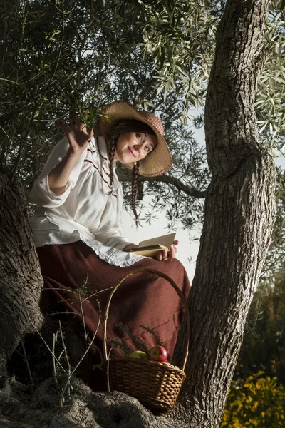 Bella ragazza in campagna all'ombra leggere un libro — Foto Stock