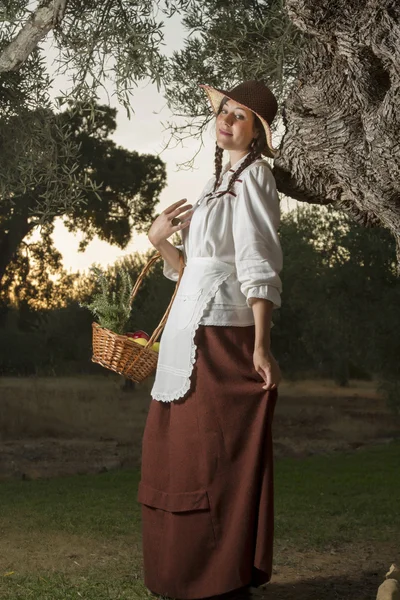 Beautiful girl in the countryside in the shade — Stock Photo, Image