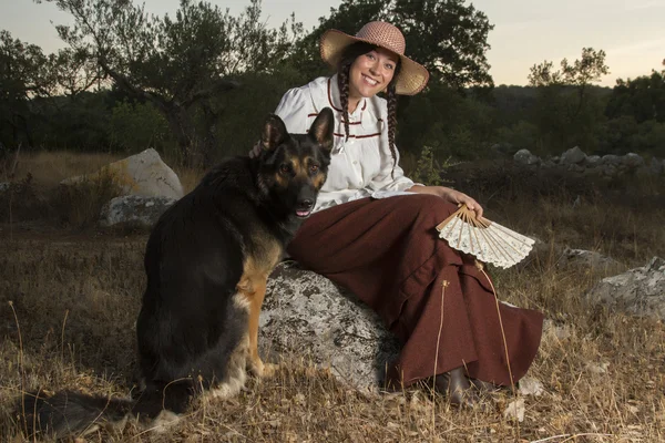 Bella ragazza in campagna con un cane — Foto Stock