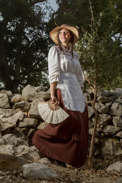 Hermosa chica en el campo — Foto de Stock