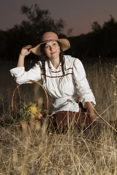 Menina bonita no campo — Fotografia de Stock