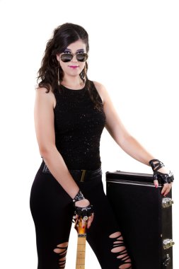bir elektro gitar holding koyu deri giysiler içinde güzel bir kız