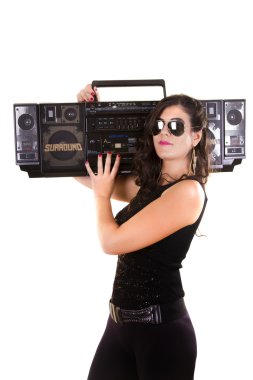 büyük bir retro radyo holding koyu deri giysiler içinde güzel bir kız