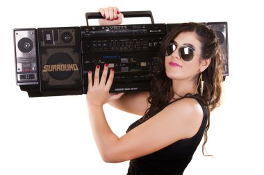 büyük bir retro radyo holding koyu deri giysiler içinde güzel bir kız