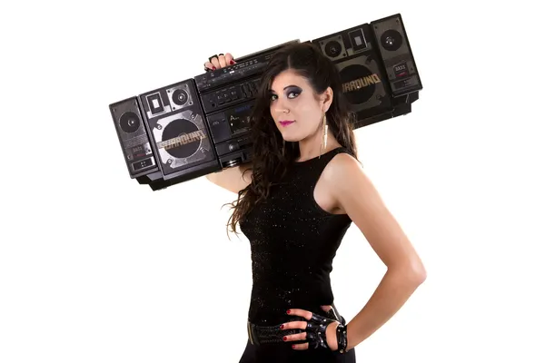 Belle fille en cuir foncé tenant une grande radio rétro — Photo