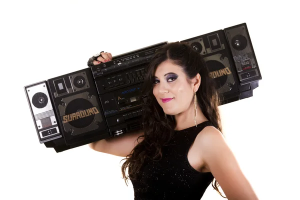 Menina bonita em roupas de couro escuro segurando um grande rádio retro — Fotografia de Stock