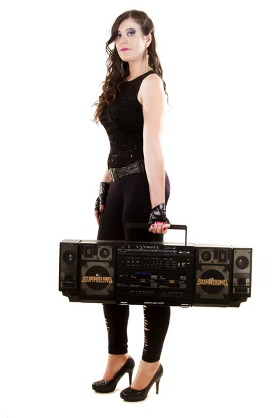 Schönes Mädchen in dunkler Lederkleidung mit einem großen Retro-Radio — Stockfoto