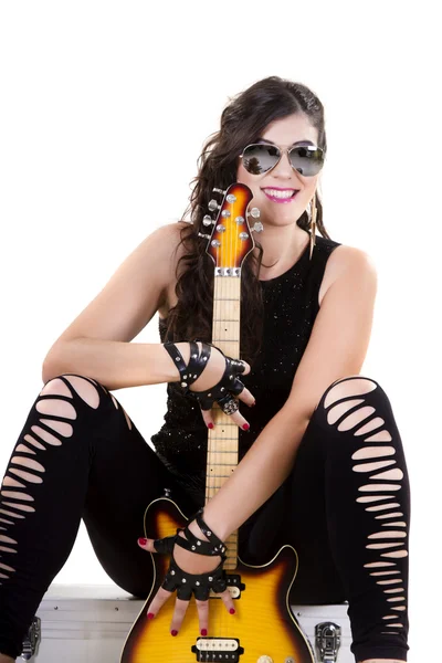 Piękna dziewczyna w ciemne skórzane ubrania gospodarstwa gitara elektryczna — Zdjęcie stockowe