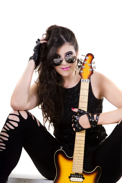 Piękna dziewczyna w ciemne skórzane ubrania gospodarstwa gitara elektryczna — Zdjęcie stockowe