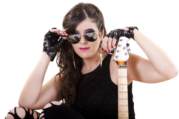 Hermosa chica en ropa de cuero oscuro sosteniendo una guitarra eléctrica —  Fotos de Stock