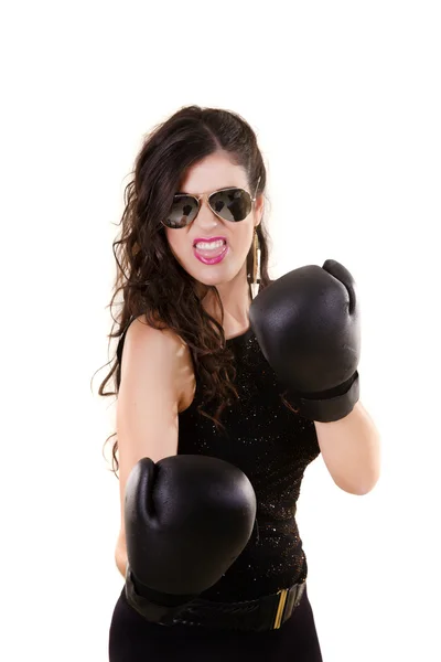 Piękna dziewczyna w ciemnych skórzane ubrania z Rękawice bokserskie — Zdjęcie stockowe