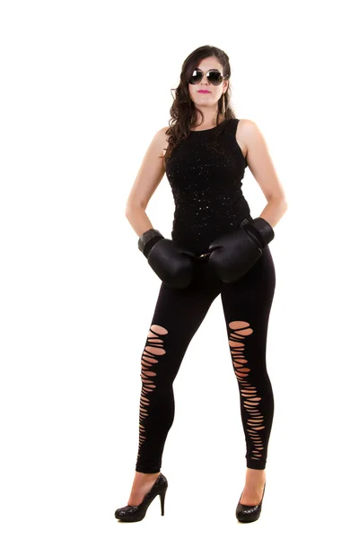 Vacker flicka i mörkt läderkläder med boxhandskar — Stockfoto