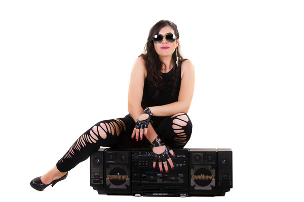 Красивая девушка в темной кожаной одежде с большим ретро-радио — стоковое фото