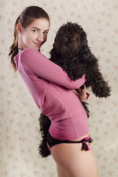 Menina bonita segurando um cão — Fotografia de Stock