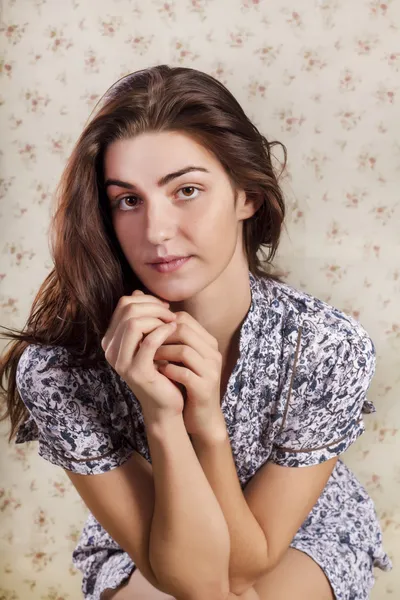 Hermosa chica con fondo de flor —  Fotos de Stock