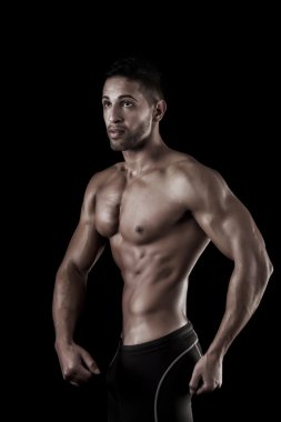 kaslı adam siyah zemin