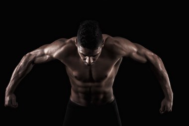 kaslı adam siyah zemin