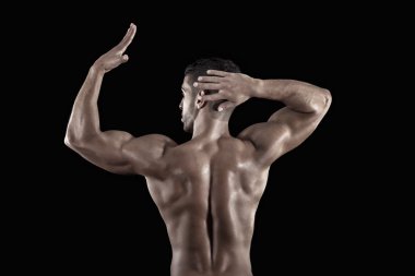 kaslı adam siyah zemin