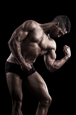 kaslı adam siyah zemin