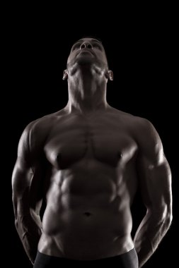 kaslı adam siyah zemin