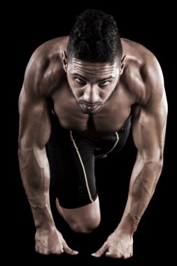 kaslı adam siyah zemin