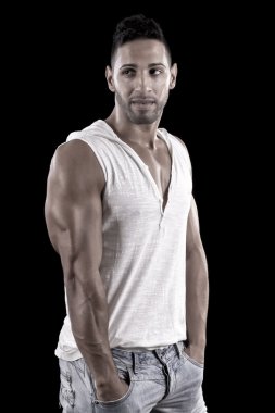 kaslı adam siyah zemin