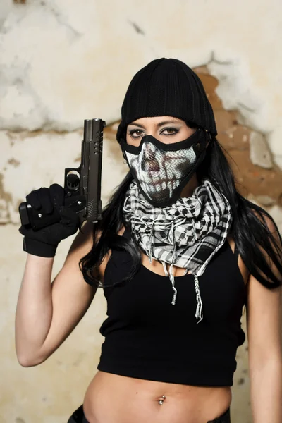 Bella ragazza con arma e maschera — Foto Stock