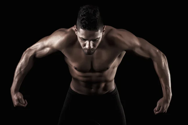 黒い背景に筋肉質の男 — ストック写真