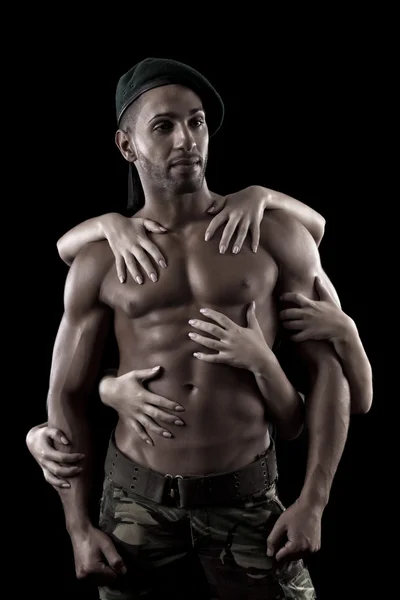 Homme musclé sur un fond noir — Photo