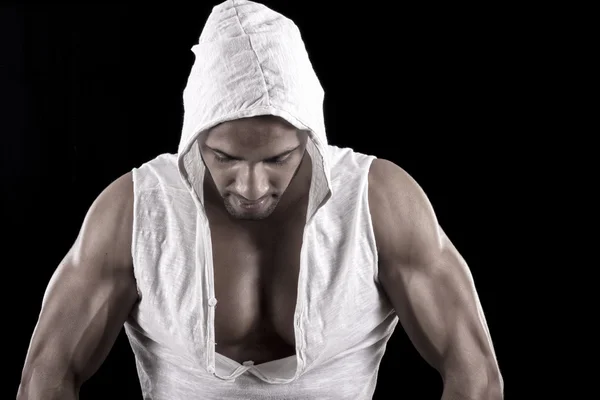 Homem musculado em um fundo preto — Fotografia de Stock