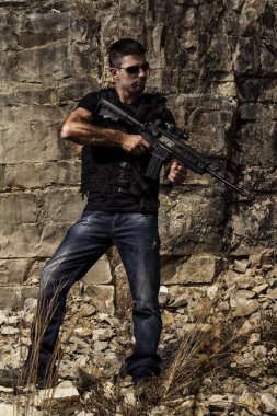 makine silahlı adam tehditkar