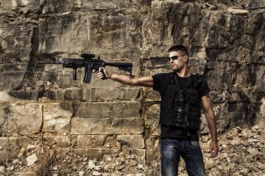 tehditkar adam makineli silah