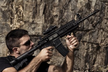 tehditkar adam makineli silah