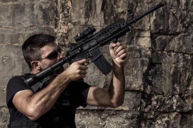 tehditkar adam makineli silah