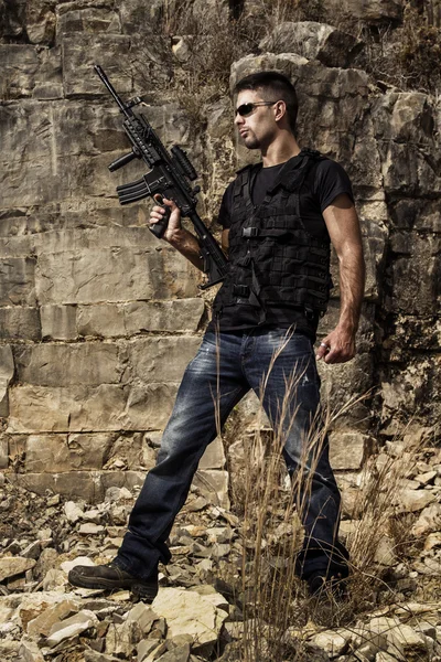 Fenyegető ember, egy géppuskával — Stock Fotó