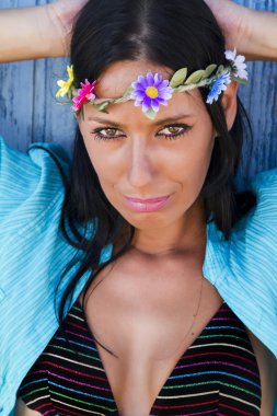 güzel kız mavi Ahşap evin yanındaki Beach