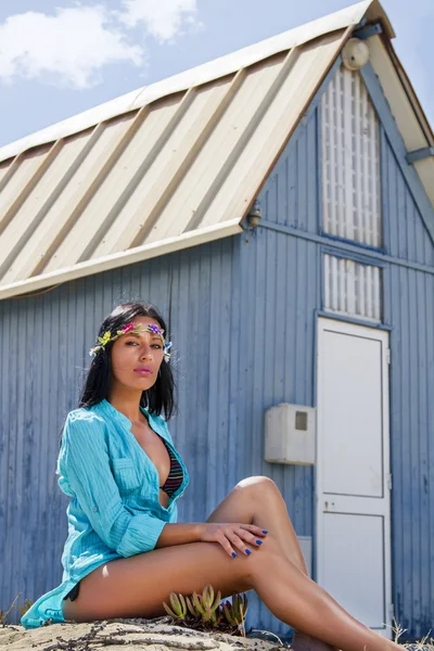 güzel kız mavi Ahşap evin yanındaki Beach
