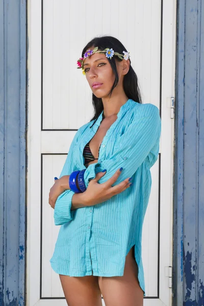 Schönes Mädchen am Strand neben einem blauen Holzhaus — Stockfoto