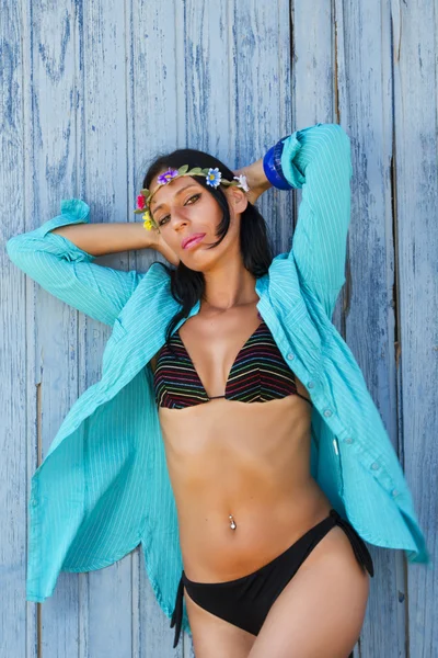 Beautiful girl in the beach next to a blue wood house — Stock Photo, Image