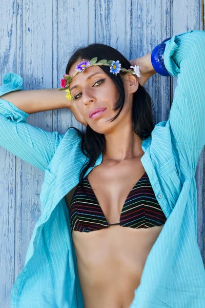Menina bonita na praia ao lado de uma casa de madeira azul — Fotografia de Stock