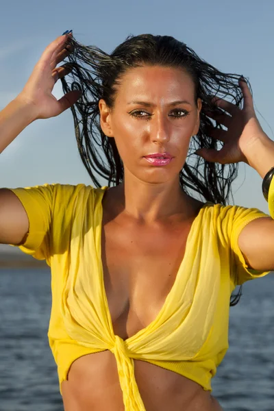 Beautiful girl in the beach — Stock Photo, Image